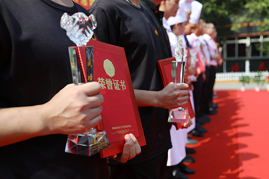 与会领导向获奖个人颁发奖杯与荣誉证书