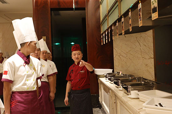 同学们参观酒店