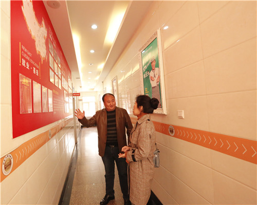 孟科长一行首先参观了实训大厅和理实一体化教室，现场了解学生的上课情况，观赏学生创作作品