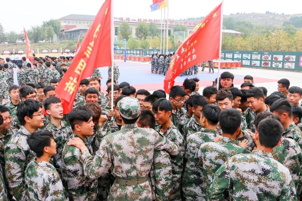 山东新东方学子与教官学子与教官
