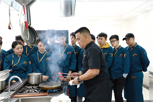 美籍总厨Wayne lee应邀进校园 为厦门新东方学子授课