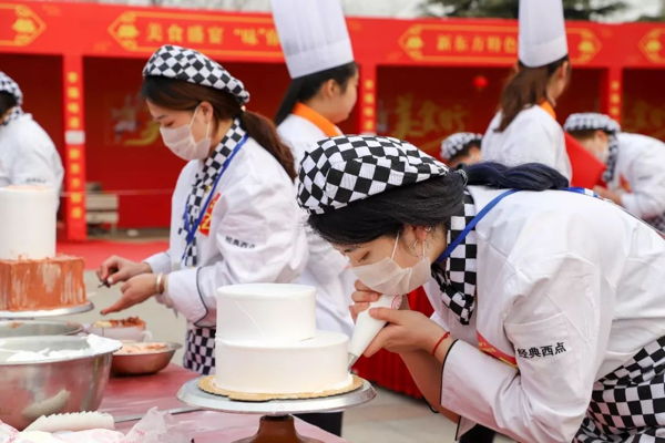 山东新东方“石头先生的烤炉”杯整体艺术蛋糕PK赛比赛现场