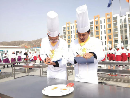 青海新东方烹饪学校-院?；疃?刀工大赛
