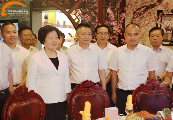 、国务院副总理孙春兰来<a  data-cke-saved-href=http://www.jxxdf.com href=http://www.jxxdf.com target=_blank class=infotextkey>江西新东方烹饪学院</a>考察调研.jpg