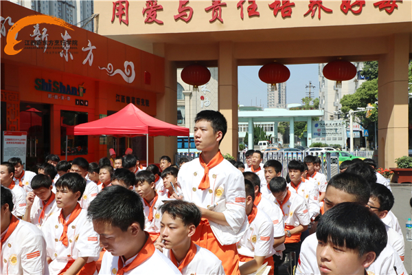 大师进校园，学厨师<a  data-cke-saved-href=http://www.jxxdf.com href=http://www.jxxdf.com target=_blank class=infotextkey>江西新东方烹饪学院</a>.jpg