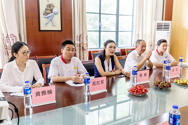 南京市非物质文化遗产、京苏大菜烹制技艺代表性传承人走进江苏新东方！