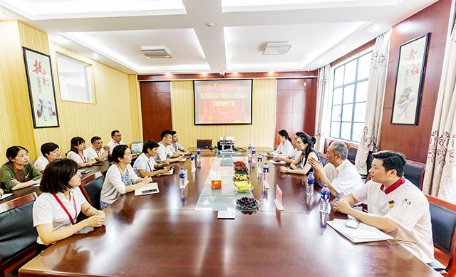 南京市非物质文化遗产、京苏大菜烹制技艺代表性传承人走进江苏新东方！