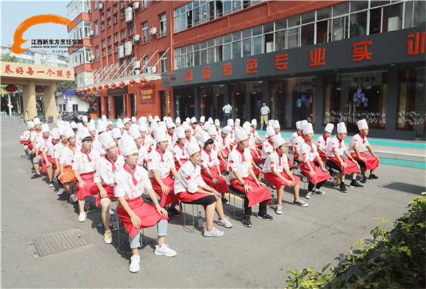 餐饮行业大师走进<a  data-cke-saved-href=http://www.jxxdf.com href=http://www.jxxdf.com target=_blank class=infotextkey>江西新东方烹饪学院</a>.jpg