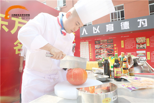 餐饮行业大师走进<a  data-cke-saved-href=http://www.jxxdf.com href=http://www.jxxdf.com target=_blank class=infotextkey>江西新东方烹饪学院</a>.jpg