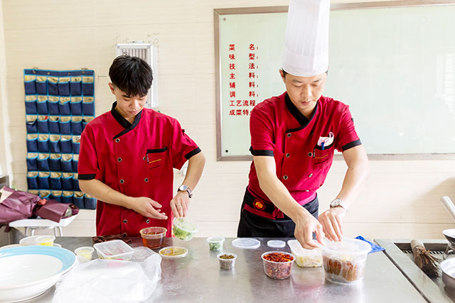 名师进名校｜川越往事慕斯荟店厨师长李建来校倾情授课！