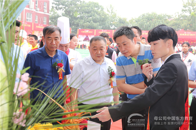 学生为主管部门单位的领导、校长以及与会嘉宾解说