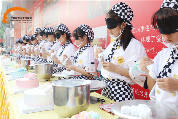 西点蒙眼裱花表演.jpg