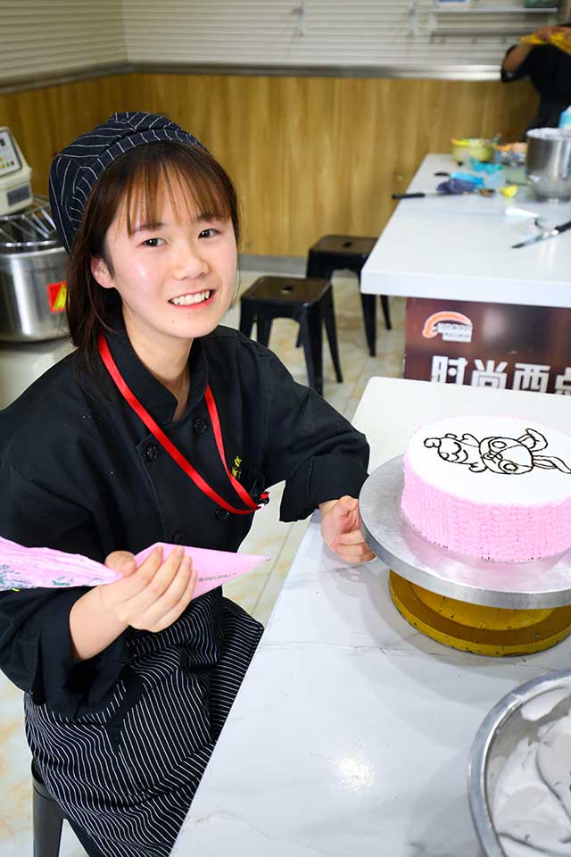 冯雪颖：初中毕业学翻糖，因为热爱才能向前！