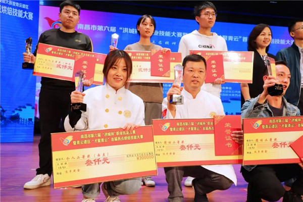 <a  data-cke-saved-href=http://www.jxxdf.com href=http://www.jxxdf.com target=_blank class=infotextkey>江西新东方烹饪学院</a>出席南昌市第六届“洪城杯”职业技能大赛.jpg