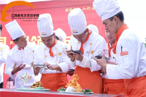 学生试吃品尝.jpg