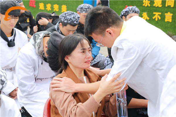 <a  data-cke-saved-href=http://www.jxxdf.com href=http://www.jxxdf.com target=_blank class=infotextkey>江西新东方烹饪学院</a>感恩教育分享报告会.jpg