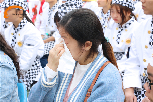 <a  data-cke-saved-href=http://www.jxxdf.com href=http://www.jxxdf.com target=_blank class=infotextkey>江西新东方烹饪学院</a>隆重举办感恩教育分享会.jpg