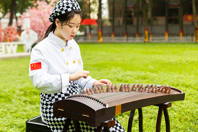 圣国晴：做得了西点、弹得了古筝，新东方的女孩就是优异！