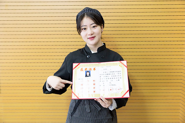 圣国晴：做得了西点、弹得了古筝，新东方的女孩就是优异！
