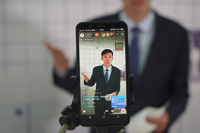 抖音、虎牙双平台直播，让你口水连连的新东方年宴！