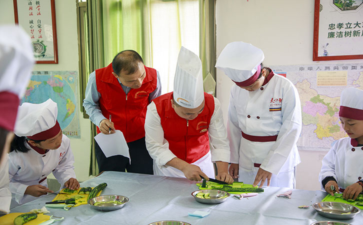“爱‘新’传递，温暖相伴”