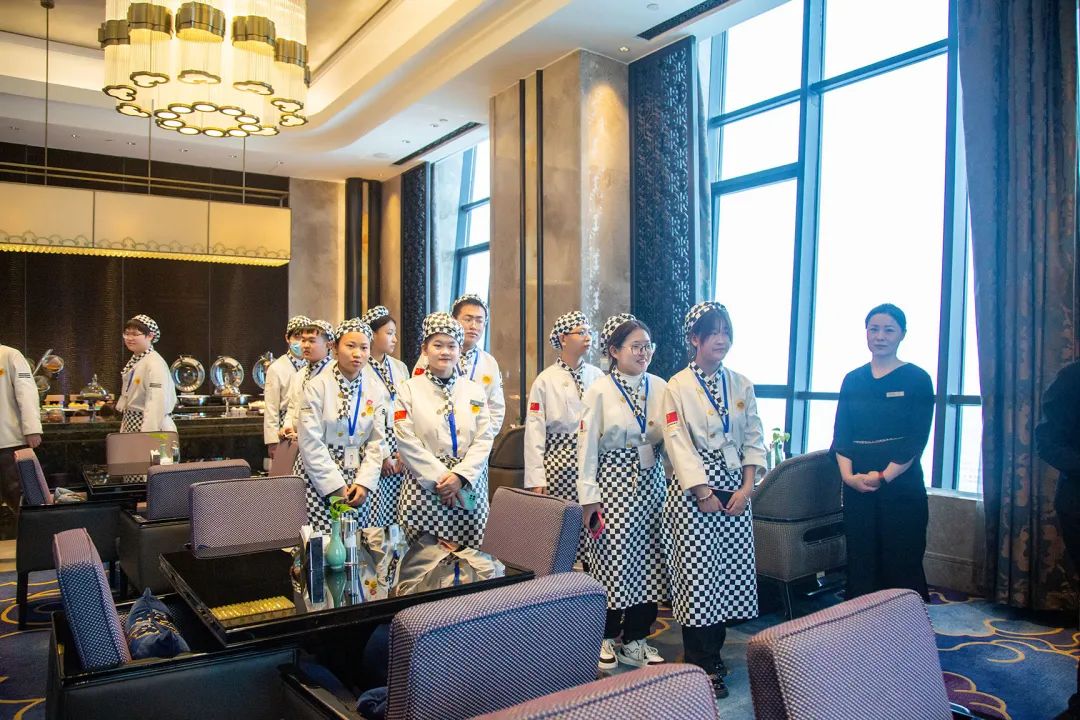 内蒙新东方走进企业万达文华酒店